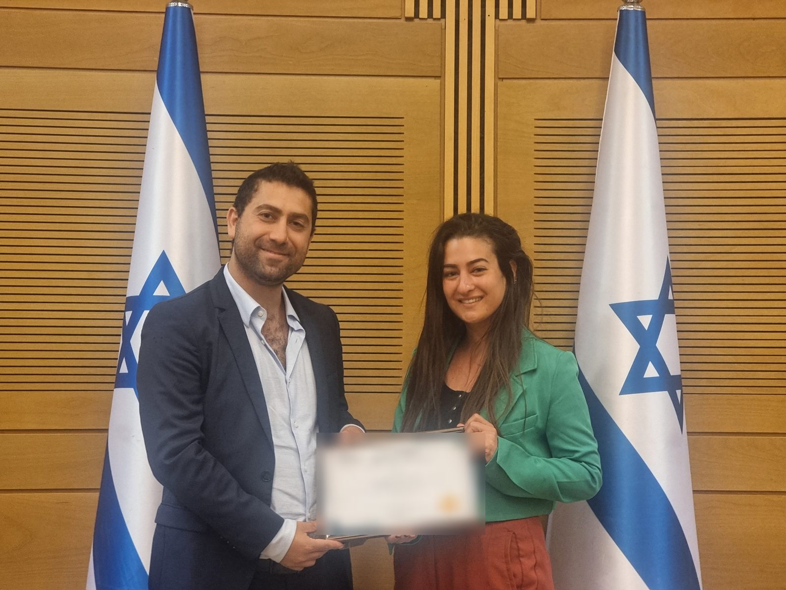 בוגרת מקבלת תעודה
